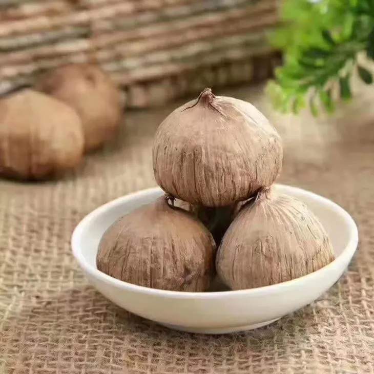 Vieną selenu papildytos juoda česnako